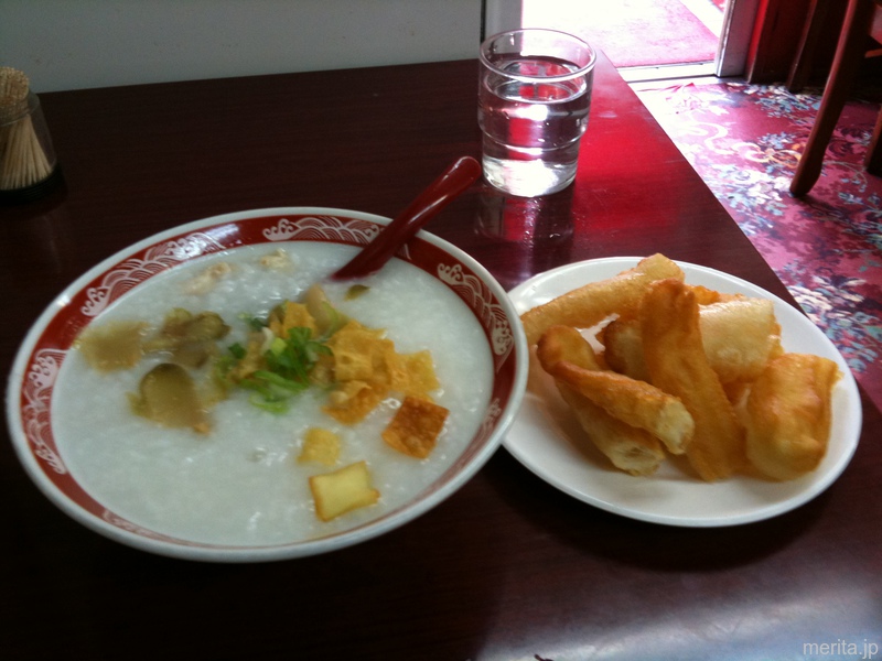 朝粥 - 鶏粥 (鶏肉のお粥) + 油条 (中国式の揚げパン) @馬さんの店龍仙・本店.横浜中華街