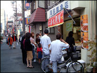 上海蟹を売る横浜中華街の魚屋