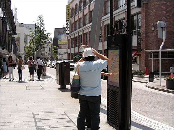 元町商店街の黒い郵便ポスト